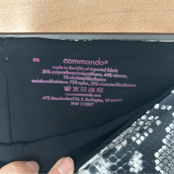 Women's Commando Faux Leather Animal Legging in Snakeskin Size Medium - Picture 4 of 6